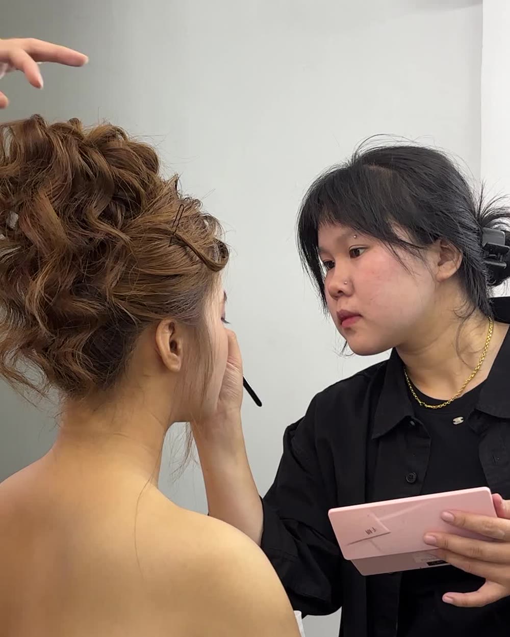 Học viên thực hành makeup cô dâu trên mẫu thật, giảng viên theo sát và sửa bài ngay tại lớp.