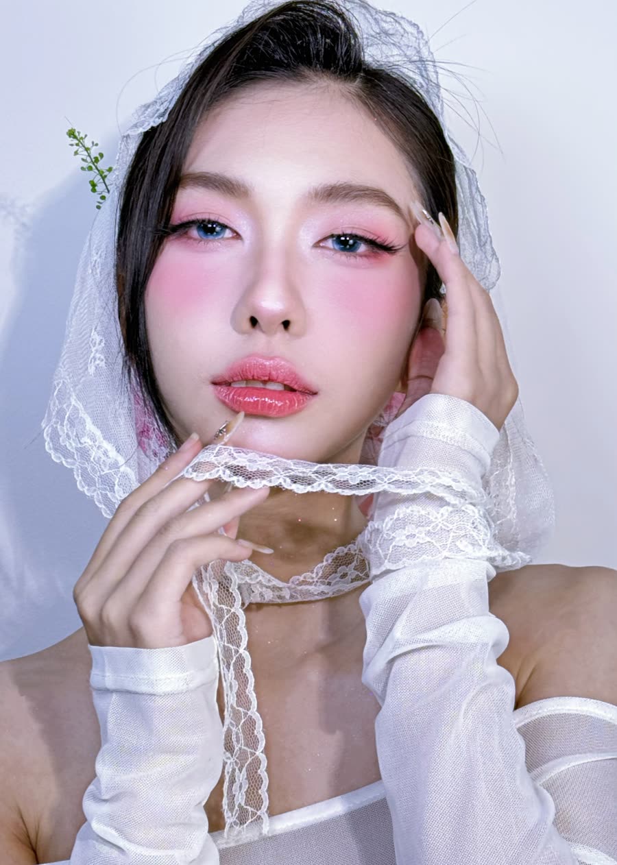 Học viên đã đi qua nền tảng, Makeup full-face, Makeup tiệc nâng cao và bắt đầu xử lý các đặc điểm gương mặt khác nhau.